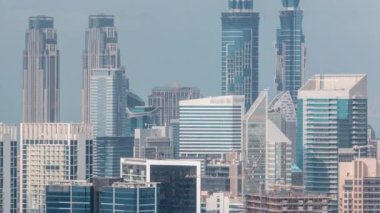 Dubai iş sahası kulelerinin modern mimarisi ile Skyline. Hava görünümü