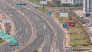 Al Khail yolunun hava görüntüsü iş sahası yakınlarındaki trafiği meşgul ediyor.