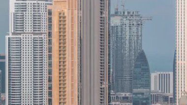 Dubai 'nin panoramik silueti iş sahası ve şehir merkezi zaman çizelgesi.