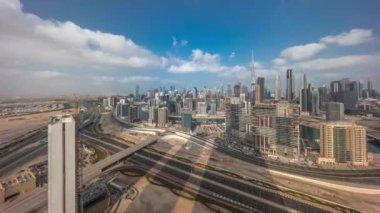 Dubai 'nin panoramik silueti iş sahası ve şehir merkezi zaman çizelgesi.