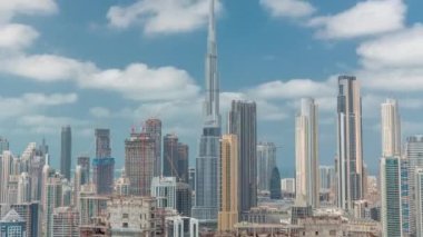 Dubai 'nin panoramik silueti iş sahası ve şehir merkezi zaman çizelgesi.