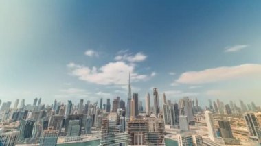Dubai 'nin panoramik ufuk çizgisi üzerinde bulutlu mavi gökyüzü iş sahası ve şehir merkezi zaman çizelgesi.