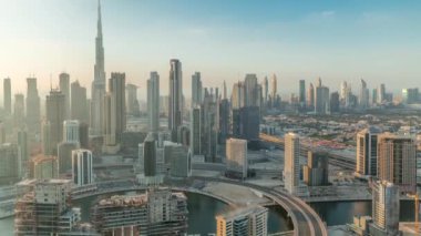 Dubai 'nin panoramik silueti iş sahası ve şehir merkezi zaman çizelgesi.