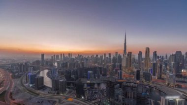Dubai iş sahası kulelerinin modern mimarisine sahip Skyline 'dan gece saatine. Hava görünümü