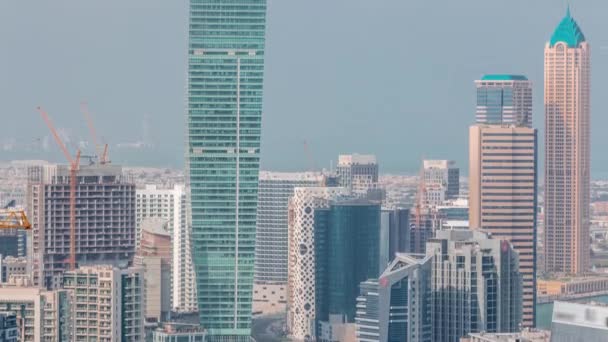 Skyline avec l'architecture moderne des tours de la baie d'affaires de Dubaï timelapse. Vue aérienne — Video