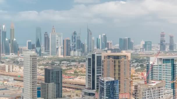 Righe di grattacieli nel distretto finanziario e business bay a Dubai timelapse aerea. — Video Stock