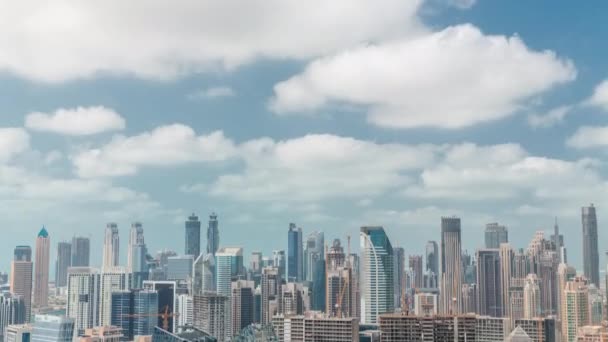 Chmurne niebo nad panoramą z nowoczesną architekturą Dubai Business Bay wieże timelapse. Widok z lotu ptaka — Wideo stockowe