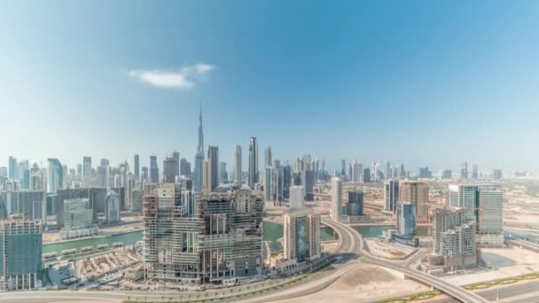 Panoramische skyline van Dubai met business bay en het centrum van de wijk de hele dag timelapse. — Stockvideo