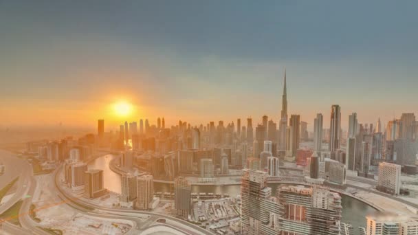 Skyline z nowoczesną architekturą Dubai Business Bay wieże o zachodzie słońca timelapse. Widok z lotu ptaka — Wideo stockowe