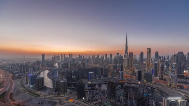 Skyline med modern arkitektur Dubai business bay torn dag till natt timelapse. Flygbild — Stockvideo