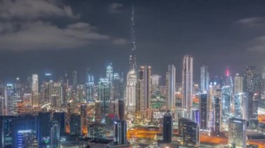 Dubai 'nin panoramik silueti. İş sahası ve şehir merkezi gece zaman çizelgesi..
