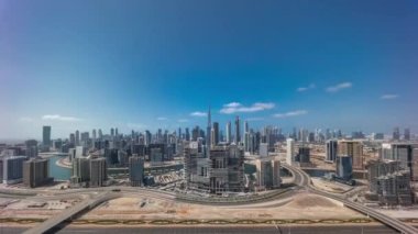 Dubai 'nin panoramik silueti iş sahası ve şehir merkezi ile tüm gün zaman dilimi.