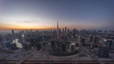 Dubai 'nin panoramik silueti iş sahasında ve şehir merkezinde günden geceye.