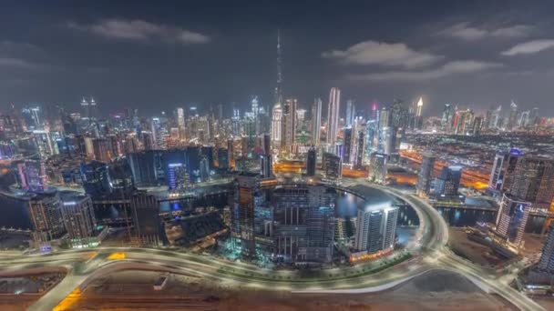 Panorama-Skyline von Dubai mit Businessbucht und nächtlichem Zeitraffer in der Innenstadt. — Stockvideo