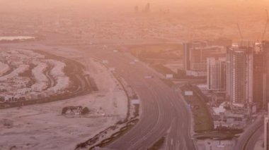 Al Khail yolunun hava görüntüsü iş sahası yakınlarındaki trafiği meşgul ediyor.