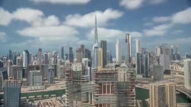 Dubai 'nin panoramik silueti iş sahası ve şehir merkezi ile tüm gün zaman dilimi.