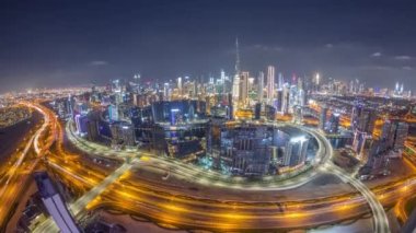 Dubai 'nin panoramik silueti. İş sahası ve şehir merkezi gece zaman çizelgesi..