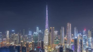Dubai 'nin panoramik silueti. İş sahası ve şehir merkezi gece zaman çizelgesi..