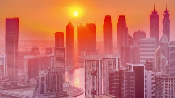 Skyline con l'architettura moderna di Dubai business bay torri al tramonto timelapse. Vista aerea — Video Stock