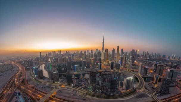 Panoramische skyline van Dubai met business bay en centrum district dag tot nacht timelapse. — Stockvideo
