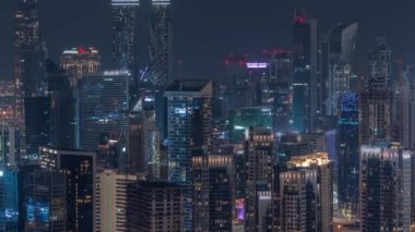Dubai iş sahası kulelerinin modern mimarisine sahip Skyline gece zaman çizelgesi. Hava görünümü