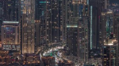 Mohammed Bin Rashid Bulvarı'nda kavşak trafik gece timelapse