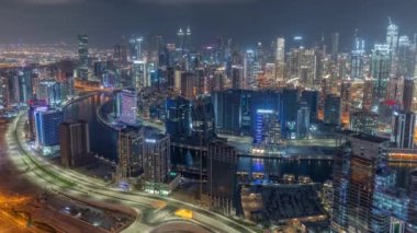 Dubai iş sahası kulelerinin modern mimarisine sahip Skyline gece zaman çizelgesi. Hava görünümü