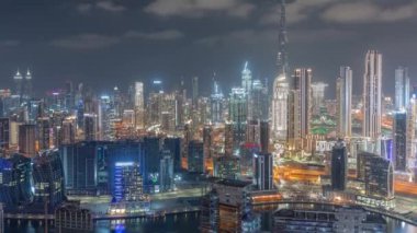 Dubai 'nin panoramik silueti. İş sahası ve şehir merkezi gece zaman çizelgesi..