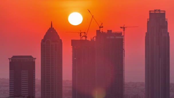 Skyline z nowoczesną architekturą Dubai Business Bay wieże o zachodzie słońca timelapse. Widok z lotu ptaka — Wideo stockowe