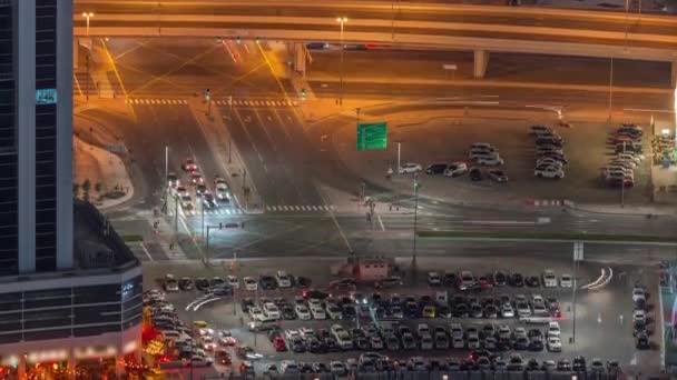 Vista aérea de un estacionamiento con muchos coches en filas timelapse noche — Vídeo de stock