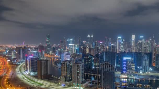Skyline mit moderner Architektur der Dubai Business Bay Türme die ganze Nacht Zeitraffer. Luftaufnahme — Stockvideo