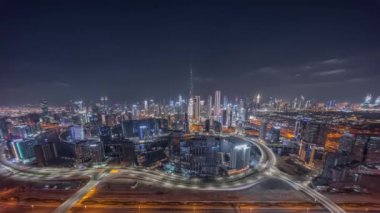 Dubai 'nin panoramik silueti. İş sahası ve şehir merkezi gece zaman çizelgesi..