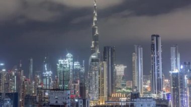 Dubai 'nin panoramik silueti. İş sahası ve şehir merkezi tüm gece boyunca..