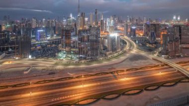 Dubai 'nin panoramik silueti, iş sahasında ve şehir merkezinde gece gündüz....