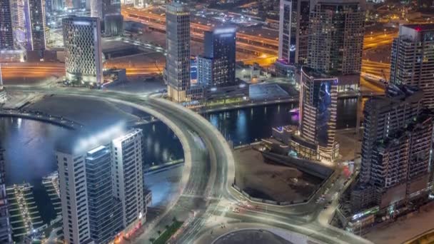 Skyline con la arquitectura moderna de Dubai torres de la bahía de negocios de noche timelapse. Vista aérea — Vídeo de stock