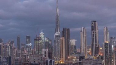 Dubai 'nin panoramik silueti, iş sahasında ve şehir merkezinde gece gündüz....