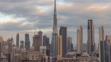 Dubai 'nin panoramik silueti. İş sahası ve şehir merkezi sabah zaman çizelgesi..