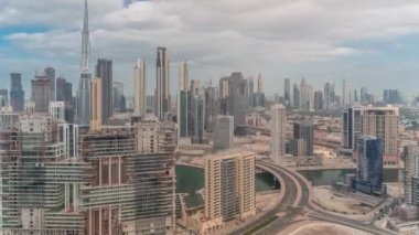Dubai 'nin panoramik silueti iş sahası ve şehir merkezi zaman çizelgesi.