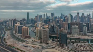 Dubai iş sahası kulelerinin modern mimarisine sahip Skyline sabah zaman çizelgesi. Hava görünümü