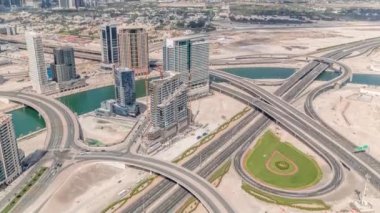 Dubai 'nin iş sahasında ve finans bölgesinde otoyol kavşağı ve gökdelenler..