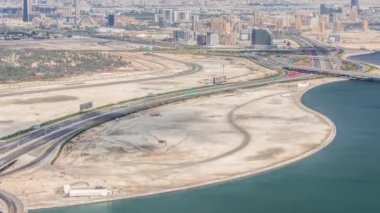 Deira ve Zabeel bölgesindeki modern gökdelenlerle Dubai şehrinin panoramik silueti