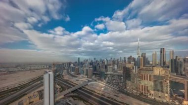 Dubai 'nin panoramik silueti. İş sahası ve şehir merkezi sabah zaman çizelgesi..