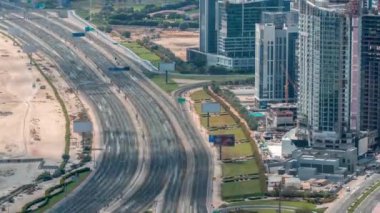 Al Khail yolunun hava görüntüsü iş sahası yakınlarındaki trafiği meşgul ediyor.