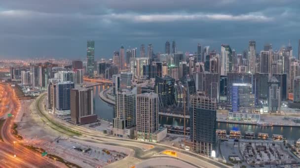 Dubai iş sahası kulelerinin modern mimarisi ile gece gündüz gökyüzü. Hava görünümü — Stok video