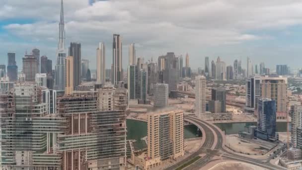 Panoramautsikt över Dubai med affärsvik och timelapse i centrum. — Stockvideo