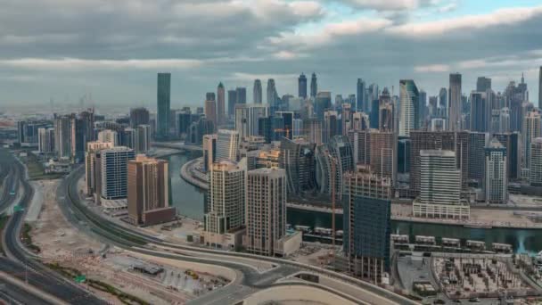Dubai iş sahası kulelerinin modern mimarisine sahip Skyline sabah zaman çizelgesi. Hava görünümü — Stok video