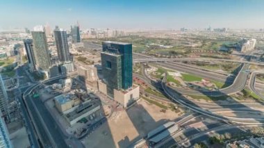 Medya şehrinin havadan görüntüsü ve Dubai marinasından Al Barsha tepeleri bölge zaman çizelgesi.