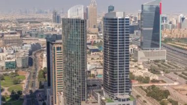 Medya şehrinin havadan görüntüsü ve Dubai marinasından Al Barsha tepeleri bölge zaman çizelgesi.