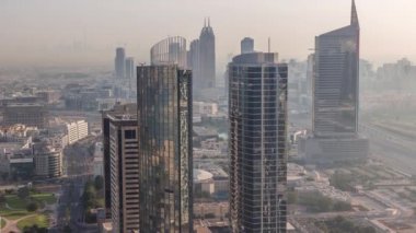 Medya şehrinin havadan görüntüsü ve Dubai marinasından Al Barsha tepeleri bölge zaman çizelgesi.