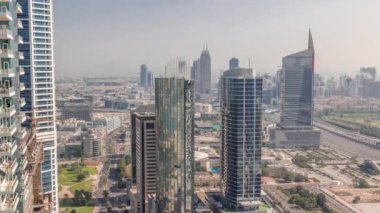 Medya şehrinin ve Al Barsha tepelerinin hava görüntüsü Dubai marinasından tüm gün sürüyor..